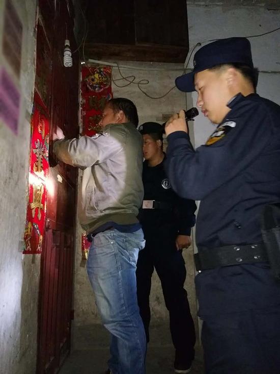 大山乡粗心妈妈误将幼女锁家中 