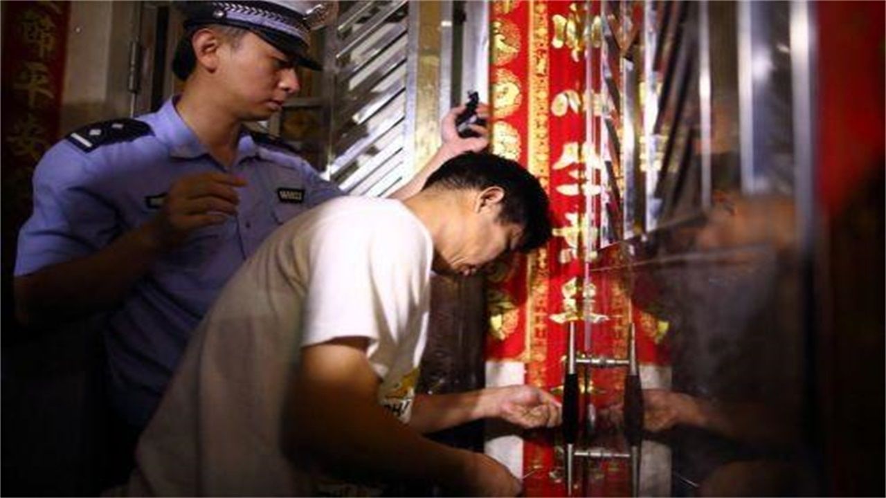 大山乡请开锁师傅开了锁后，师傅